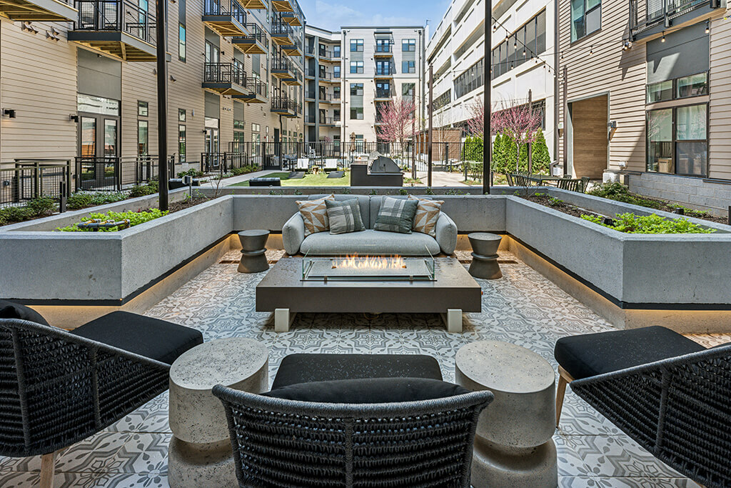 Studio, 1, 2 & 3 Bedroom Apartments in Downtown Crown 333 Ellington Apts